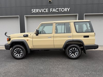 TOYOTA LAND CRUISER 70 - 6