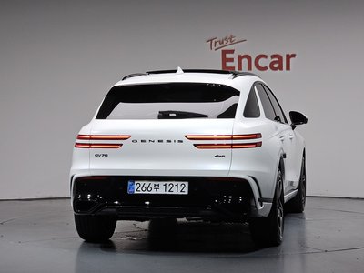 صورة 4 لـ 2025 Genesis GV70