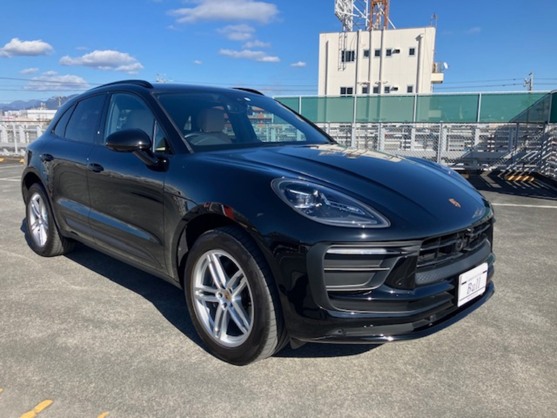 PORSCHE MACAN - View 1