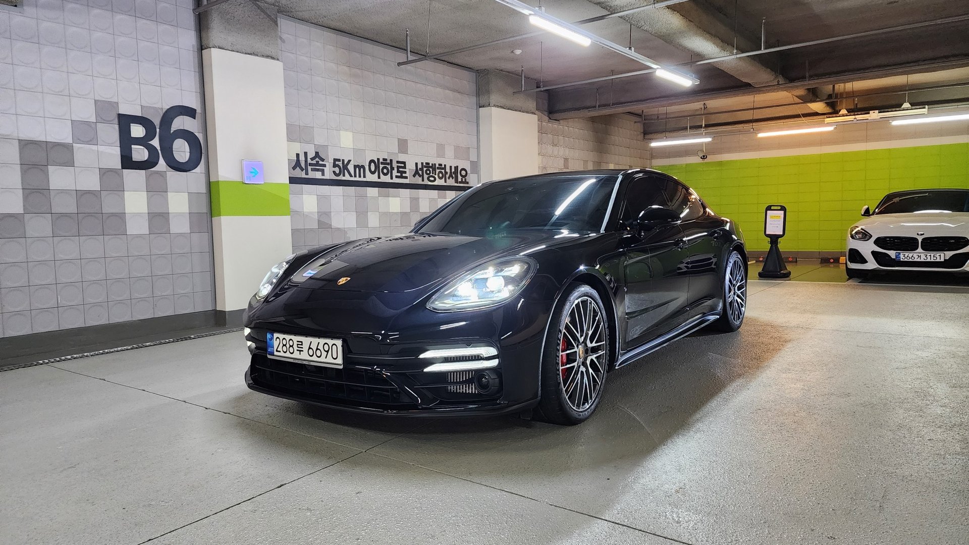 PORSCHE PANAMERA - View 1