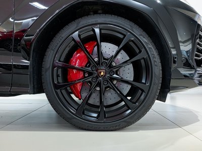 LAMBORGHINI URUS - 4