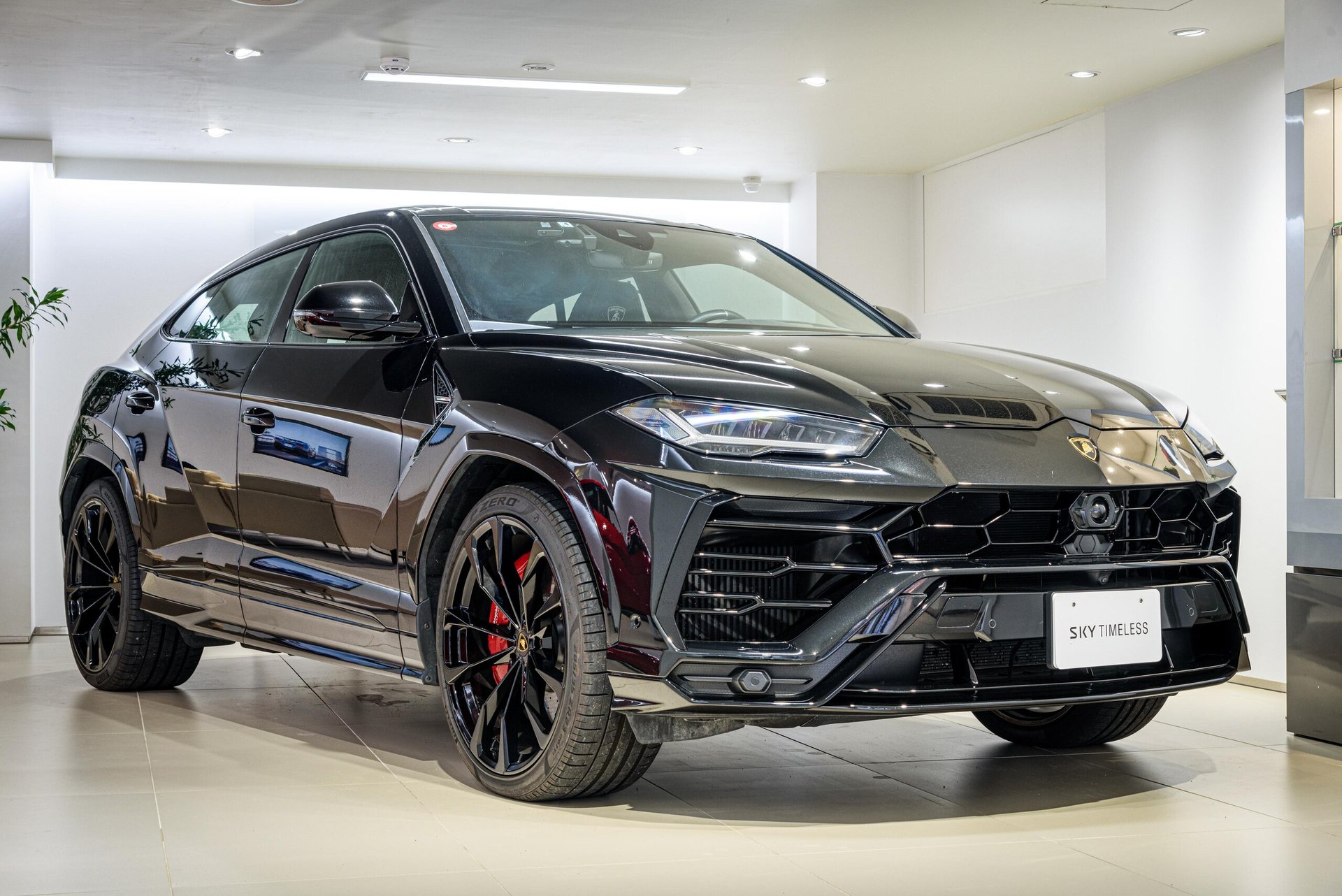 LAMBORGHINI URUS - View 1