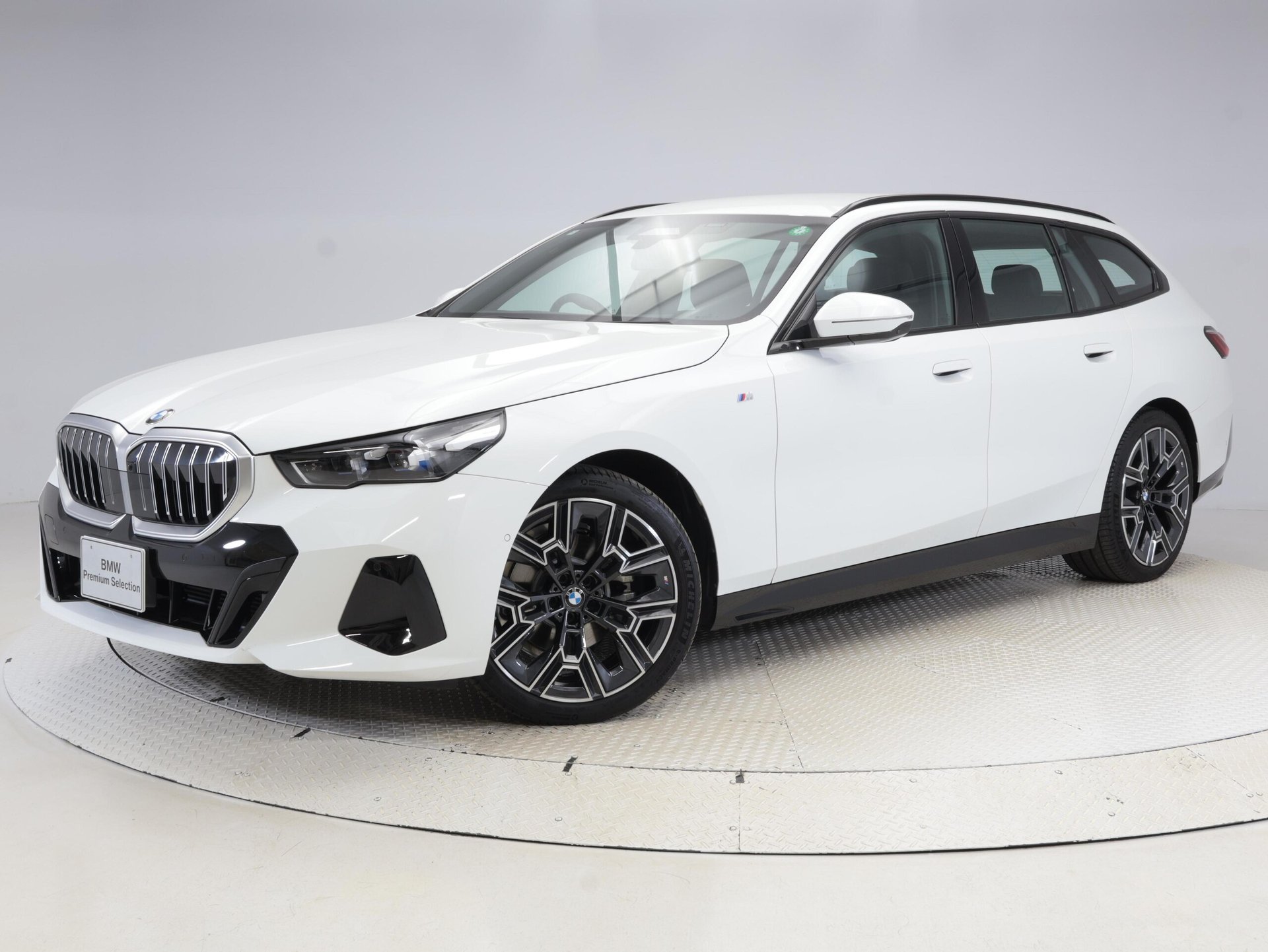 BMW 5 SERIES TOURING - View 1