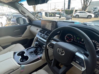 TOYOTA LAND CRUISER 300 - 10