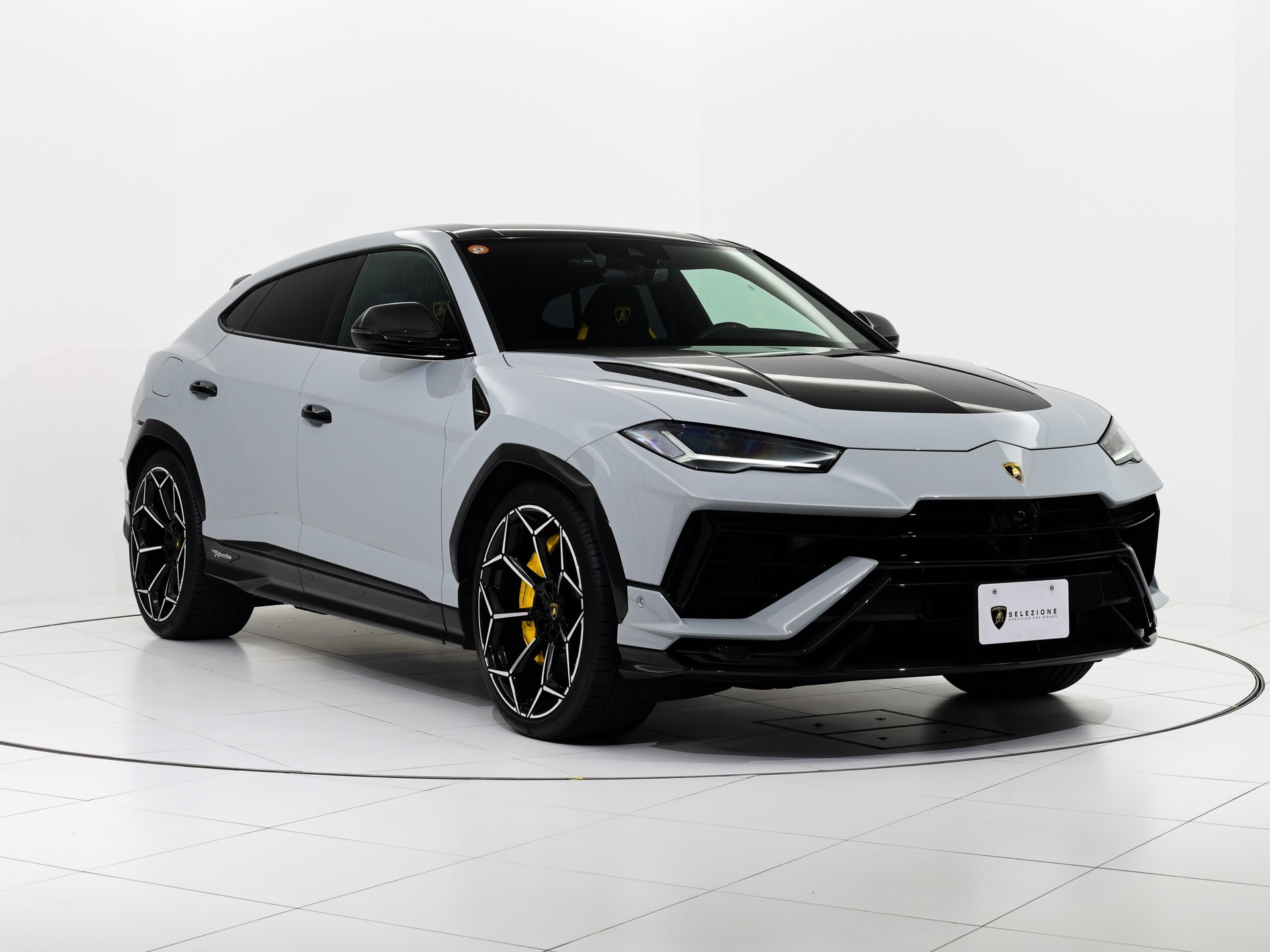 LAMBORGHINI URUS - View 1