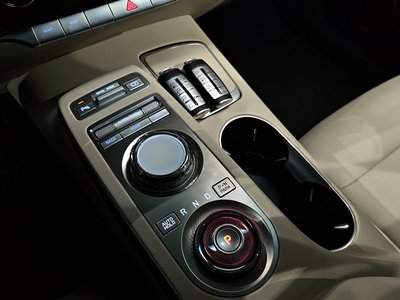 صورة 9 لـ 2023 Genesis GV70