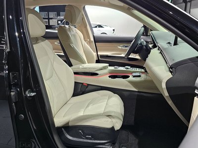 صورة 10 لـ 2023 Genesis GV70