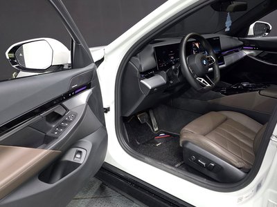 2023 BMW 5 SERIES — миниатюра 13
