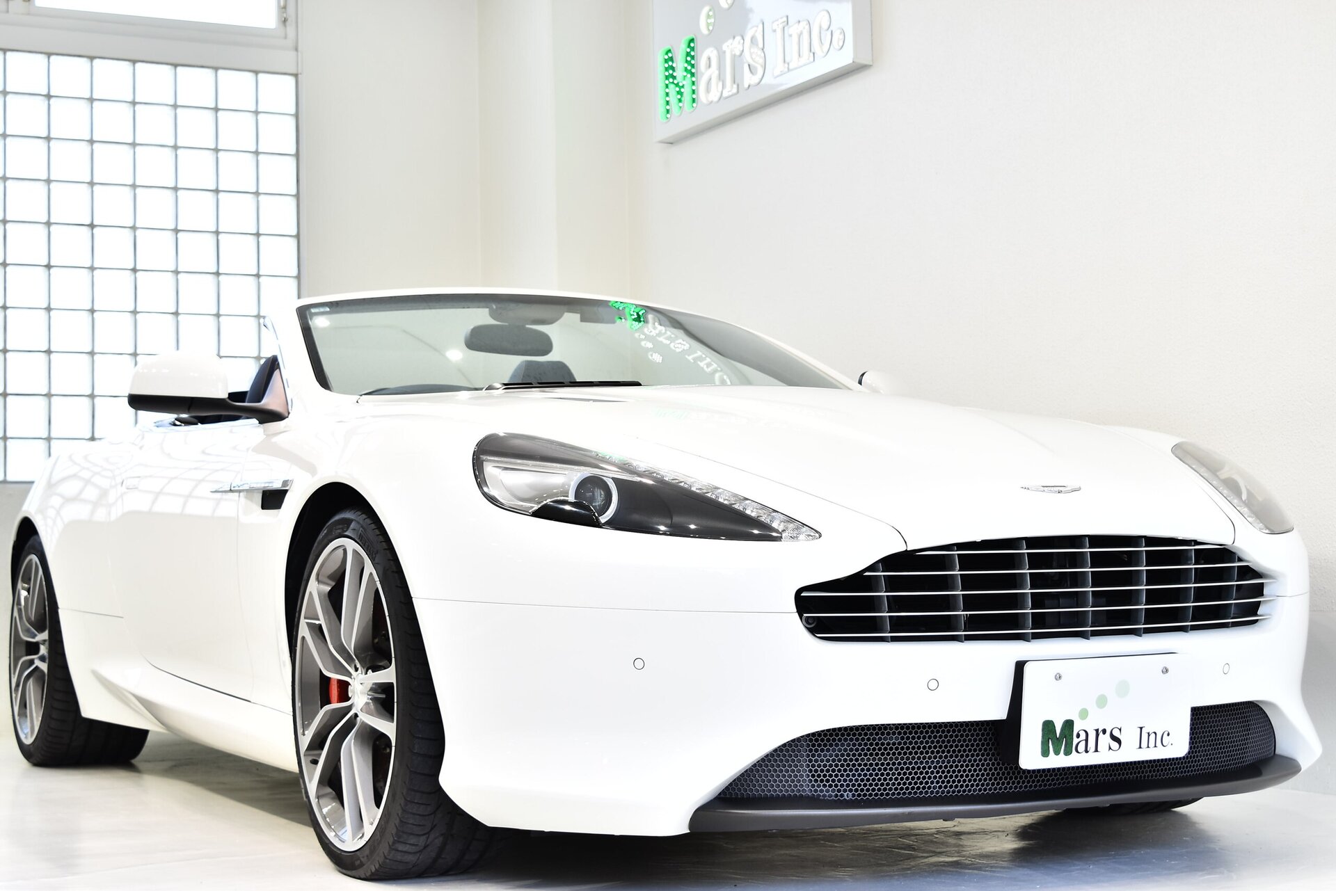 ASTON MARTIN DB9 VOLANTE - View 1