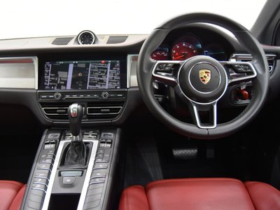 PORSCHE MACAN - 9