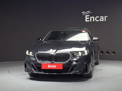2025 BMW 5 SERIES 照片 2