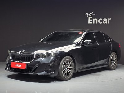 2025 BMW 5 SERIES 照片 1