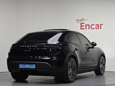 PORSCHE MACAN - 4