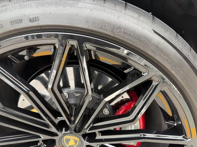2025 Lamborghini URUS thumbnail 17