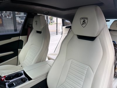 2025 Lamborghini URUS thumbnail 11