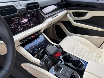 2025 Lamborghini URUS thumbnail 12