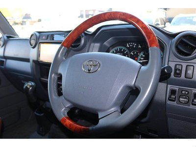 TOYOTA LAND CRUISER 70 - 9