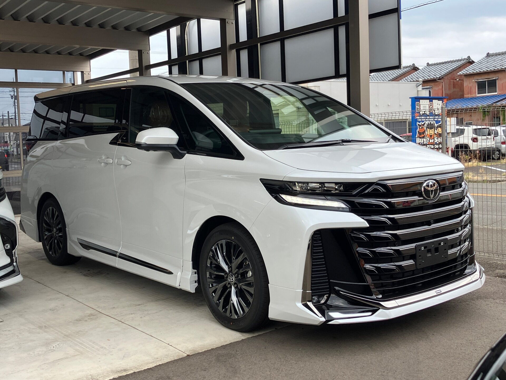 TOYOTA VELLFIRE - View 1