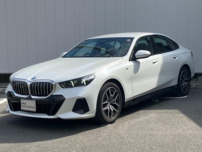2025 BMW 5 SERIES photo 1