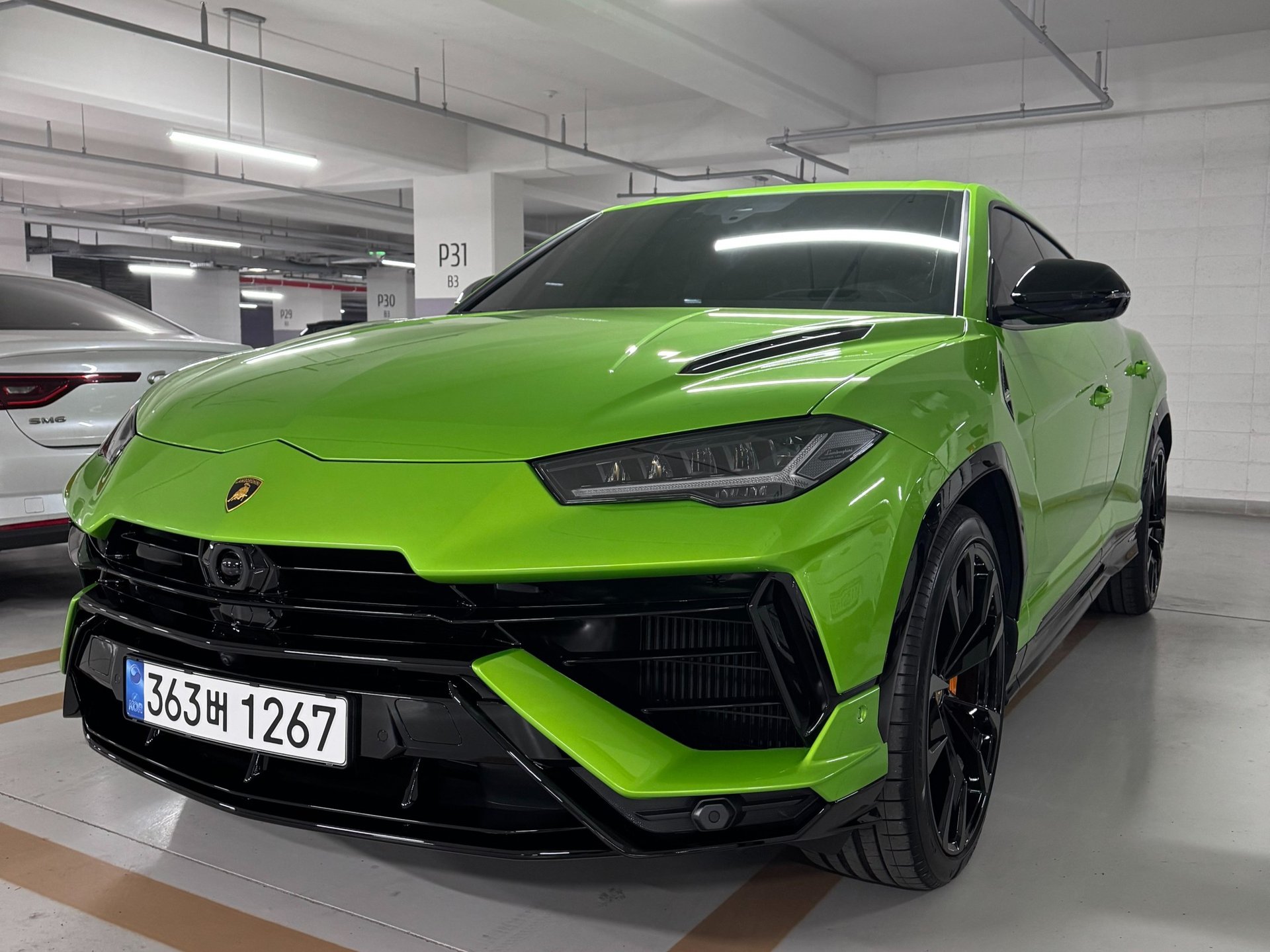 LAMBORGHINI URUS - View 1