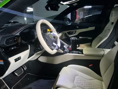 LAMBORGHINI URUS - 10
