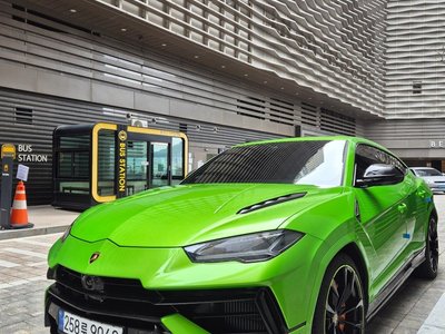 LAMBORGHINI URUS - 1