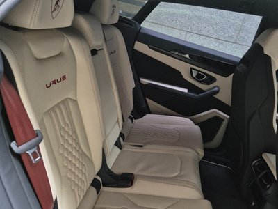 LAMBORGHINI URUS - 9