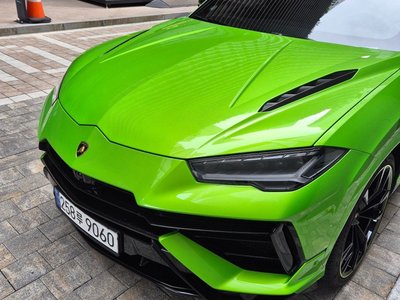 LAMBORGHINI URUS - 4