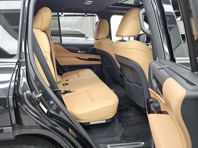 2025 Lexus LX — миниатюра 18