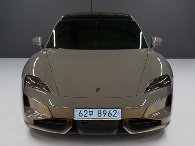 2025 Porsche TAYCAN 照片 2