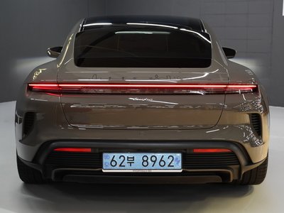 2025 Porsche TAYCAN 照片 3