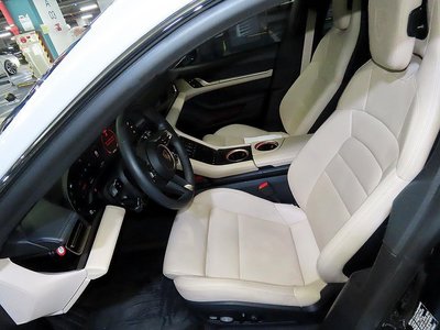 صورة 7 لـ 2023 Porsche TAYCAN