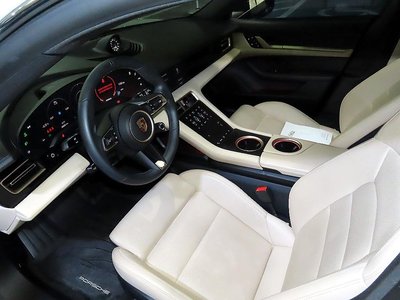 صورة 10 لـ 2023 Porsche TAYCAN