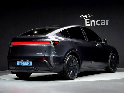 TESLA MODEL Y - 3