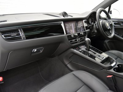 PORSCHE MACAN - 8