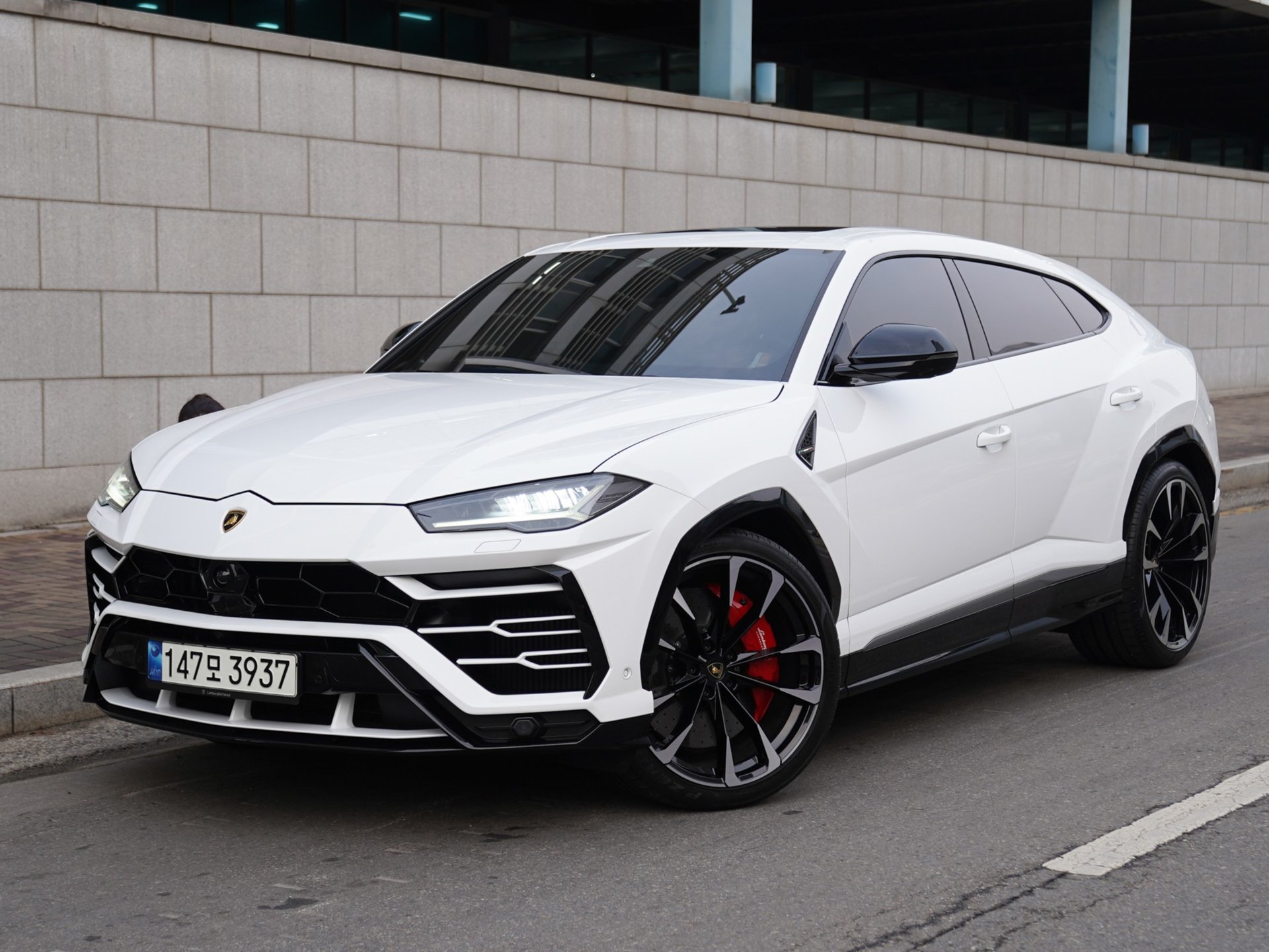 LAMBORGHINI URUS - View 1