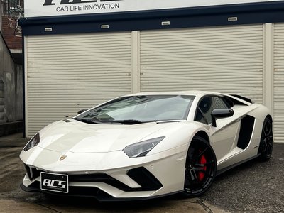 LAMBORGHINI AVENTADOR - 1