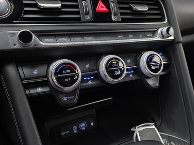 2018 Genesis G70 thumbnail 23