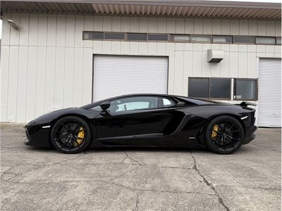LAMBORGHINI AVENTADOR - 4
