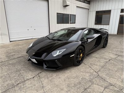 LAMBORGHINI AVENTADOR - 1