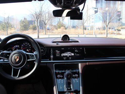 PORSCHE PANAMERA - 4