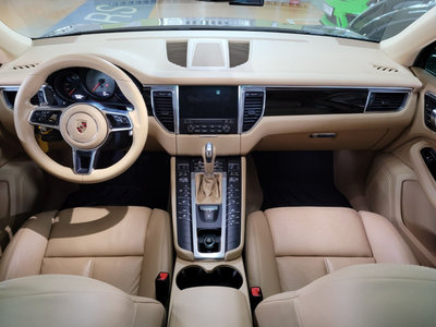 PORSCHE MACAN - 4