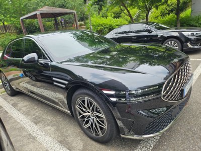 2025 Genesis G90 photo 2