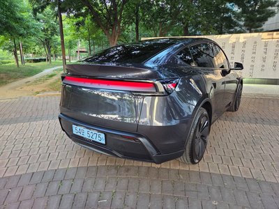 TESLA MODEL Y - 3