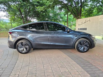 TESLA MODEL Y - 7