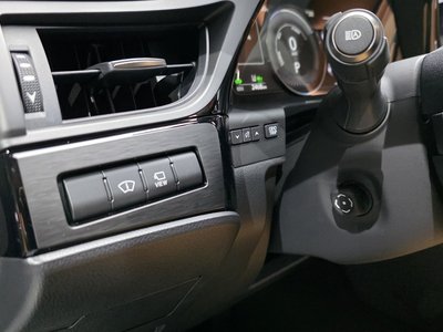 2025 Lexus ES — миниатюра 18