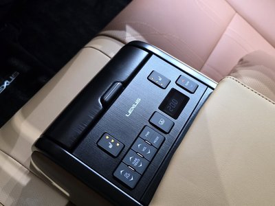 2025 Lexus ES — миниатюра 32