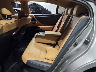 2025 Lexus ES — миниатюра 17