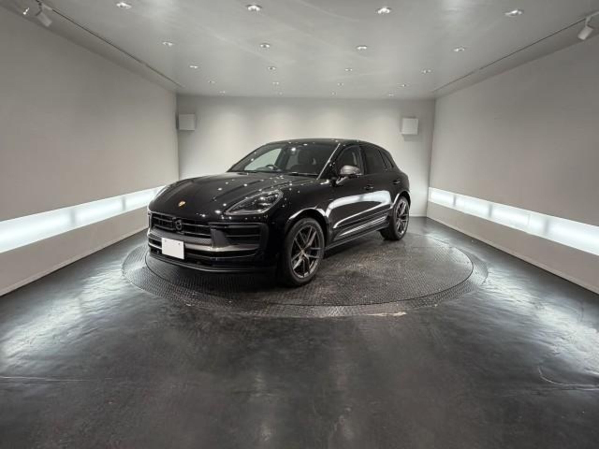 PORSCHE MACAN - View 1