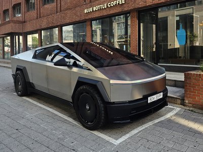2025 Tesla CYBERTRUCK — фото 1